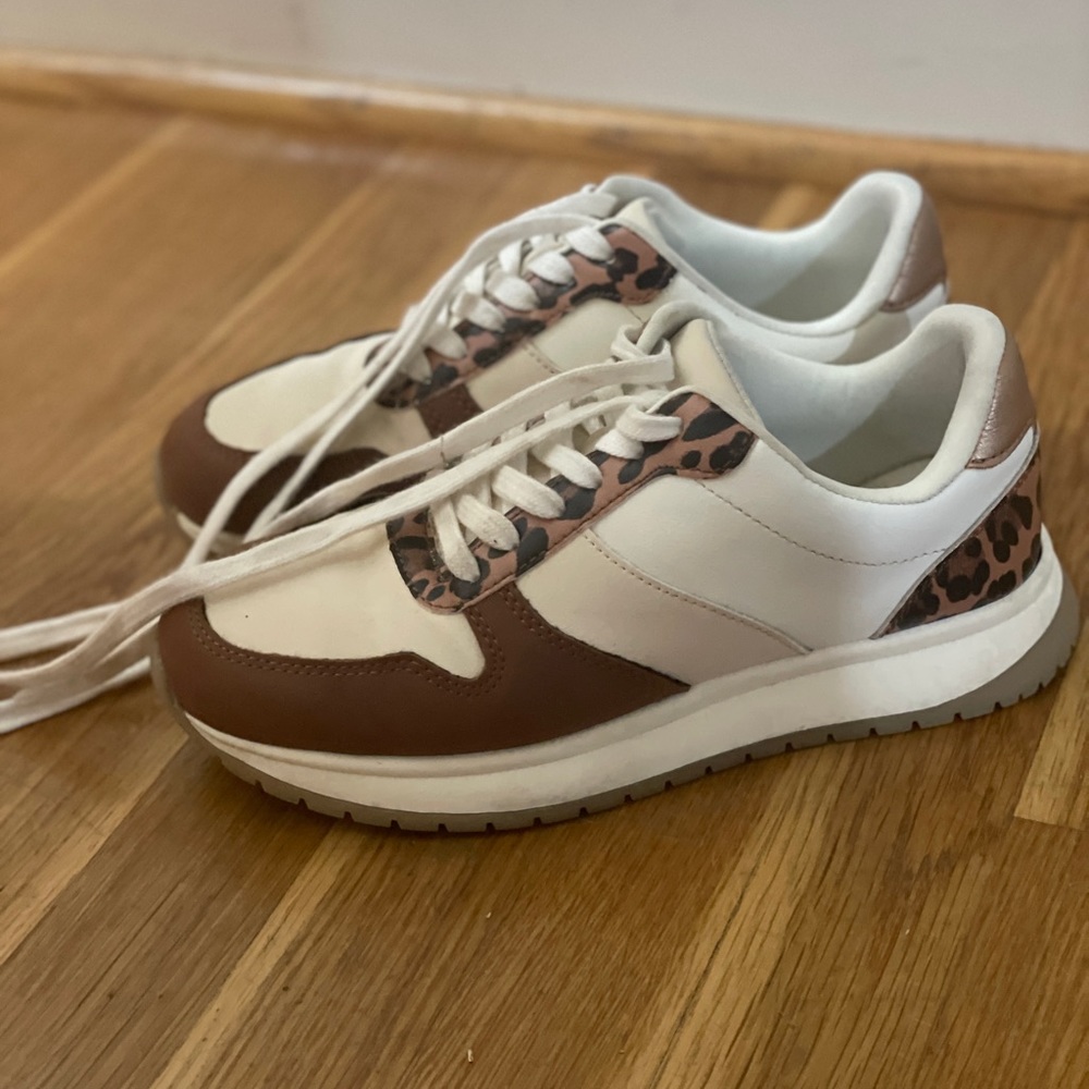 Great used condition time and try brown cheetah sneaker size 6 women’s sneaker